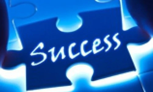 Puzzle pełen symboli przedstawiający sukces w projektowaniu graficznym i nauce. Wnikliwe grafiki tworzą układankę, trudną do rozwiązania.