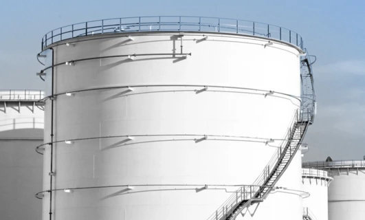 Zbiornik na stal w zakładzie przemysłowym, z rurami i cylindrami wykonanymi z materiału kompozytowego. Prace inżynieryjne w przemyśle w silosie.