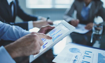 Pracownik umysłowy korzystający z technologii do współpracy i komunikacji podczas spotkania. Uczenie się zarządzania pracą poprzez gesty za pomocą urządzenia komunikacyjnego.