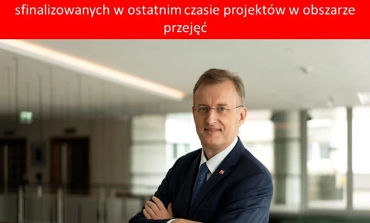 Biznesmen w garniturze i krawacie, noszący okulary, symbolizujący profesjonalizm i formalny ubiór w miejscu pracy. Podziel się swoimi przemyśleniami na temat ostatnich projektów biznesowych w komentarzu wideo przekazanym przez prezesa Adam Sikorskiego z Unimot S.A.