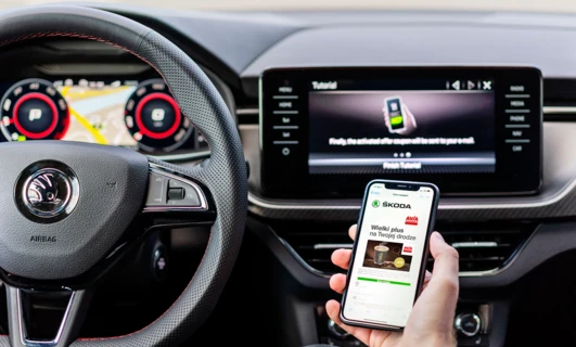 Tekst alternatywny: Volkswagen z zaawansowanym multimedialnym panelem centralnym, komputerem pokładowym i funkcjami bezpieczeństwa powietrznymi. Idealny do sportowego i stylowego doświadczenia jazdy.