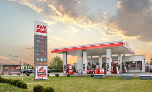 Dystrybutor benzyny i oleju napędowego na stacji paliw Carrefour. Tankowanie SUV-a dostępne z różnymi opcjami paliwa. Odwiedź nas, aby skorzystać z rabatów na paliwo.