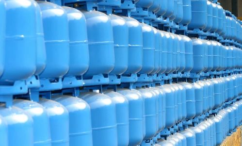 Obraz zbiornika do przechowywania tworzyw sztucznych produkowanego w fabryce z rurami i cylindrami.