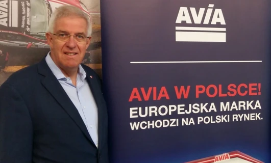 Logo dla Avia Racing prezentujące markę Avia wchodzącą na rynek polski z reklamą Gran Turismo. Ekscytujące wieści dla fanów europejskich wyścigów!