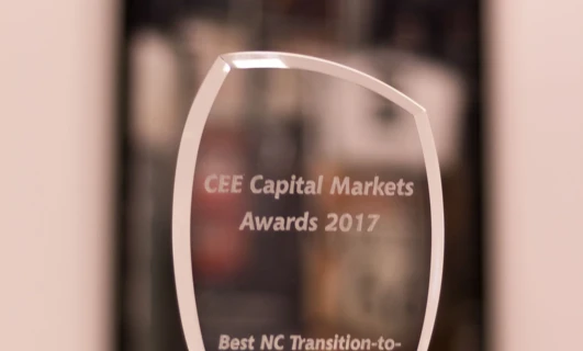 Grafika trofeum nagrody dla Najlepszej Transformacji NC na Główny Rynek na CEE Capital Markets Awards 2017, zdobyta przez Unimot S.A.