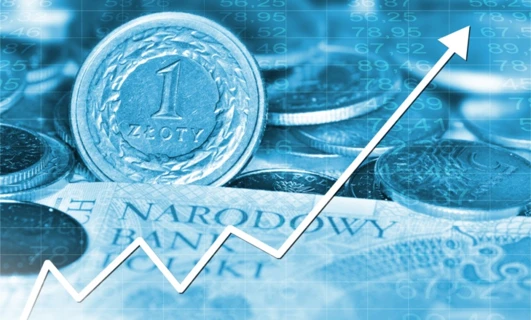 Sterta różnych monet i banknotów rozrzuconych na stole zapisanych cyframi. Pojęcie obsługi waluty i liczenia pieniędzy.