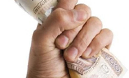 Ręka licząca dolary - symbolizująca zarządzanie pieniędzmi i oszczędzanie. Liczone są banknoty o wartości 200 i 339 CH.