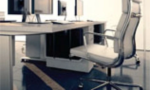 Nowoczesne biuro z eleganckimi meblami, w tym wygodnym krzesłem, dużym biurkiem komputerowym i monitorem komputerowym. Elegancki design wnętrza z naciskiem na funkcjonalność.