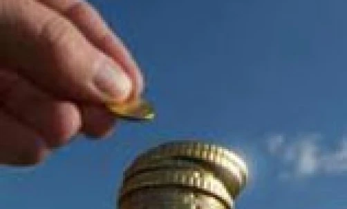 Ręka trzymająca stosik dolarowych banknotów symbolizująca obchodzenie się z pieniędzmi i oszczędzanie. Waluta, gotówka, banknot, moneta na tle.