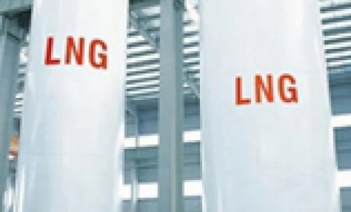 Fabryka z rurami przemysłowymi, zbiornikami magazynowymi i cylindrami wykonanymi z tworzywa sztucznego, stali i aluminium. Inżynieria pracuje przy produkcji LNG.