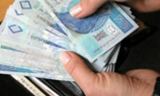 Zblizenie piecudolarowego banknotu z drobnymi detalami. Doskonale nadaje sie do ilustrowania koncepcji zwiazanych z pieniadzmi, waluta i oszczedzaniem.