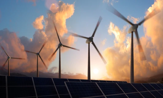 Turbina wiatrowa na farmie wiatrowej wytwarzająca energię elektryczną z łopat z materiału kompozytowego, w świetle słonecznym. Maszyna do produkcji energii odnawialnej dla dobra publicznego.