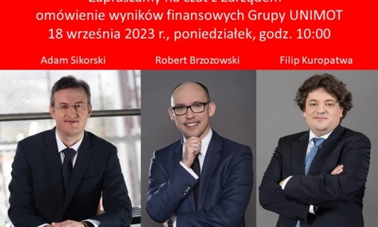 Podpis obrazka: Trzech biznesmenów w eleganckich ubraniach noszących okulary i omawiających wyniki finansowe podczas wideokonferencji z logiem Grupy UNIMOT w tle.
