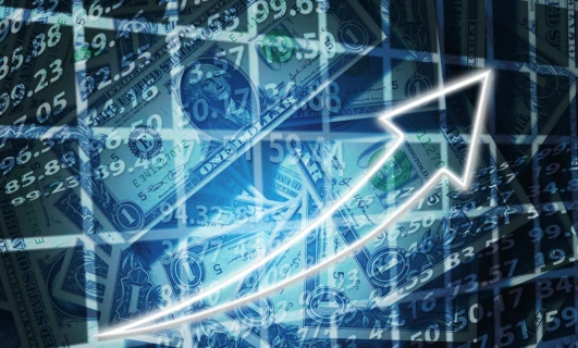 Abstrakcyjny projekt graficzny technologii przedstawiający diagram trójkąta z różnymi symbolami i liczbami. Obraz obejmuje tekst związany z banknotami Rezerwy Federalnej i Stanami Zjednoczonymi Ameryki.