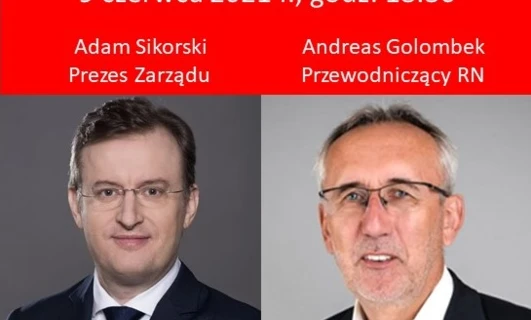 Osoba biznesowa w eleganckim ubraniu z okularami przemawia na konferencji dla niemieckich inwestorów 9 czerwca 2021 roku o godzinie 18:30. Na obrazie widoczni są Adam Sikorski, CEO, oraz Andreas Golombek, Przewodniczący Zarządu.