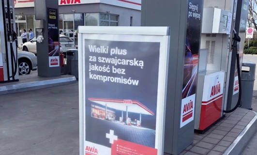Reklama zewnętrzna dla AVIA promująca złote paliwo diesel. Sięgnij po wyższą jakość bez kompromisów. Odwiedź www.aviapoland.pl po więcej informacji.