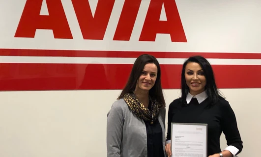 Zawodnik piłkarski z drużyny SD Eibar, w koszulce z logo AVÍA, w akcji podczas meczu. Hiszpańska drużyna.