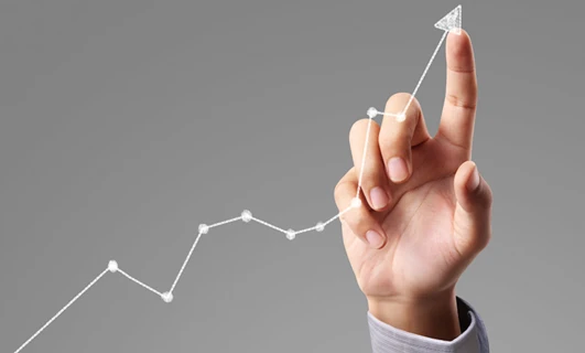 Trójkątny diagram ilustrujący koncepcje naukowe za pomocą grafiki i designu. Edukacyjna i wizualnie angażująca ilustracja w języku polskim.