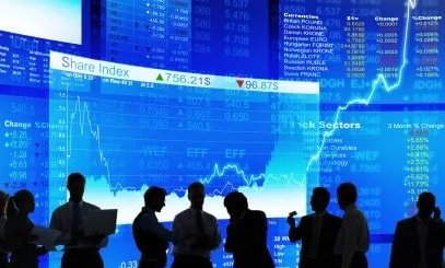 Urządzenie wyświetlające multimedia, prezentujące dane techniczne dla handlowców. Obejmuje wartości walut takie jak 1060, 5,476 i 580. Informacje finansowe oraz dane z giełdy wyświetlane do analizy.