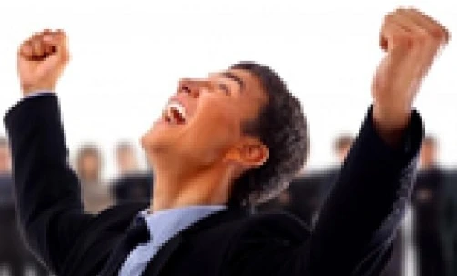 Ręka osoby jest uniesiona w geście oklasków, z kciukiem w górze, symbolizującym szczęście i radość. Osoba ta używa języka migowego jako formy rozrywki, sztuki wykonywanej.