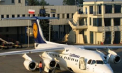 Samolot o skrzydłach o stałym profilu zaparkowany na płycie lotniska, symbolizujący podróże powietrzne i przemysł inżynierii lotniczej. Linia lotnicza gotowa do transportu, podkreślająca sektor lotnictwa i linii lotniczych.