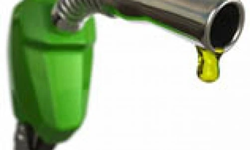 Dyspenser paliwa na stacji benzynowej z wężem i dyszą do benzyny. Maszyna do tankowania pojazdów benzyną.