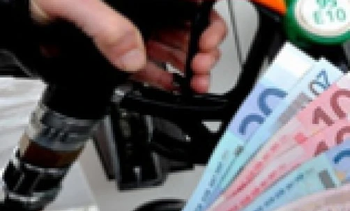 Dystrybutory paliw na stacji benzynowej wyświetlają logo oraz reklamy paliwa Excell Diesel. Stacja oferuje różne opcje paliwowe.