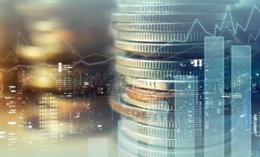 Wysoka wieża drapacza chmur w ruchliwej metropolii, odzwierciedlająca inżynieryjne arcydzieło komercyjnej siedziby.