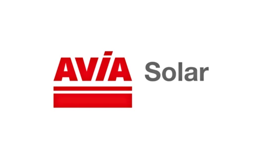 Logo firmy AVİA Solar, producenta energii odnawialnej, jest wyświetlany na koszulce noszonej przez gracza z SD Eibar. #AVİASolar #SDEibar #energiaodnawialna.