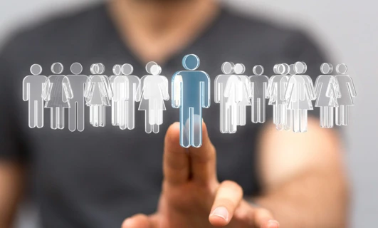 Zróżnicowana grupa ludzi w sali konferencyjnej gestykulująca i współpracująca. Omawiając tematy z zakresu zarządzania i nauki.