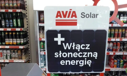 Tekst alternatywny: Reklama w języku polskim oferująca rozwiązania związane z energią słoneczną od Folne ke. Słowa kluczowe obejmują TELAN, bytecky, Kozel, Kuzel, LECH, AVÍA Solar, LOMOMZA, NER DONNE, HARK HALN i wiele innych.