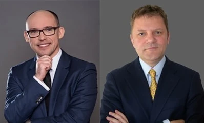 Osoba w garniturze i okularach zwrócona twarzą do kamery. Skupienie jest na ich głowie i opiece nad wzrokiem. Oficjalny strój z stylowymi okularami.