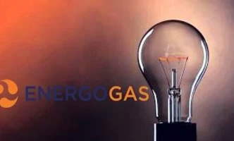 Abstrakcyjny obraz ze zywszymi pomarańczowymi odcieniami, reprezentujący przecięcie technologii i nauki. Wyświetlane są wyraźne logo ENERGOGAS.