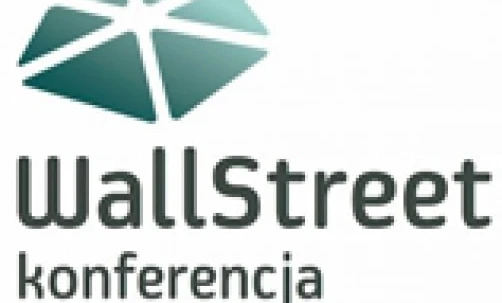 Ruchliwa konferencja na Wall Street z uczestnikami spacerującymi po chodniku. Kluczowe słowa: konferencja, Wall Street, chodnik.