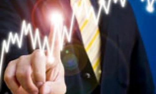 Osoba prowadząca firmę wykonująca gest kciuka ręką. Badanie nauki języka ciała w miejscu pracy.