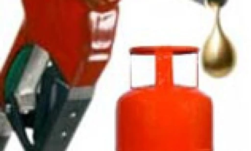 Obraz dystrybutora paliwa benzynowego na stacji benzynowej, z wężem, rurą i dyszą przyczepionymi. Podstawowe wyposażenie do dbania o samochód.