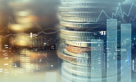 Wspaniały drapacz chmur w gwarnym metropolii, ta wieża komercyjna prezentuje nowoczesne inżynieria i elegancki design. Jego odbijająca powierzchnia wyróżnia się na tle panoramy miasta.