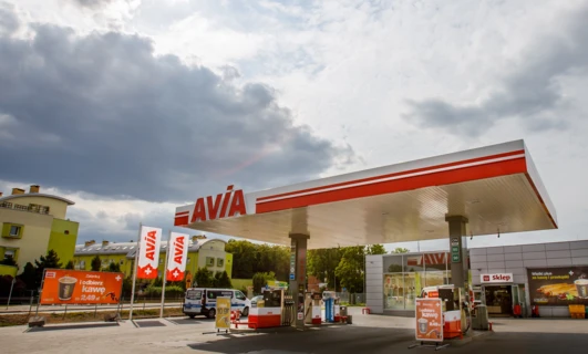 Reklama stacji paliw: Zatankuj i odbierz kawę za 2,49 zł w AVIA. Dodatkowo, skosztuj przekąsek w sklepie.