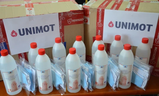 Plastikowa butelka na wodę z logo oznacza czystość i dezynfekcję. Logo Sędziszów widocznie wyświetlone na butelce cylindrycznej.