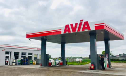 Samochód ciężarowy zaparkowany na stacji paliw z dystrybutorem i lusterkami wstecznymi. Słowa kluczowe: Benzyna, Samochodowy, Ciężarówka, SOLID, AVIA.