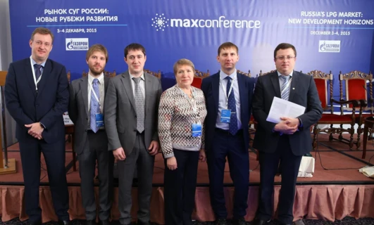 Grupa biznesmenów w formalnych ubraniach współpracujących na konferencji rynku gazu propan-butan w Rosji w grudniu 2015 roku. Występują garnitury, marynarki, krawaty i koszule, reprezentujące nowe horyzonty rozwoju w branży. #maxconference #lpgmarket #businessdevelopment