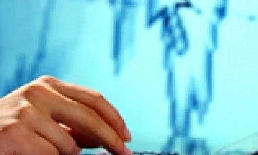 Nowoczesna klawiatura komputerowa jest podłączona do urządzenia elektronicznego, co czyni ją niezbędnym urządzeniem peryferyjnym w biurze. Technologia tego sprzętu komputerowego jest wyświetlana na ekranie.