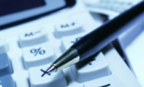 Kalkulator i długopis na biurku z papierem i przyborami biurowymi. Obrazek przedstawia sprzęt biurowy i urządzenia elektroniczne używane w biurze.