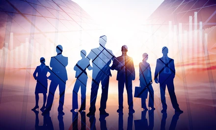 Sylwetka ludzi idących w współpracy - reprezentująca efektywne zarządzanie. Profesjonaliści biznesu w jedności, idący naprzód razem.