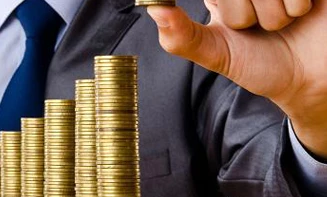 Osoba prowadząca biznes liczy banknoty i monety, zarządzając pieniędzmi w sposób efektywny. Oszczędzanie pieniędzy i dbanie o walutę z rozwagą.