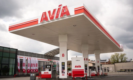 Stacja benzynowa z marką AVIA oferuje różnorodne opcje paliw, w tym AdBlue i LPG. Na miejscu znajdują się sklep convenience SPAR i Gold.