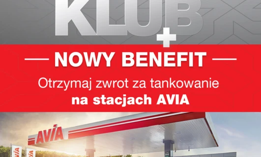 Reklama bannerowa dla AVIA z logiem oraz ofertą korzyści w postaci zwrotu gotówki za tankowanie na stacjach AVIA. Dodatkowo, skorzystaj z kawy za 2,49 euro w sklepie AVIA.