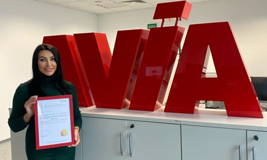 Logo dla firmy lub organizacji wyświetlane jako reklama. Tekst w języku polskim brzmi "WYJŚCIE" oznaczający "EXIT" po angielsku.