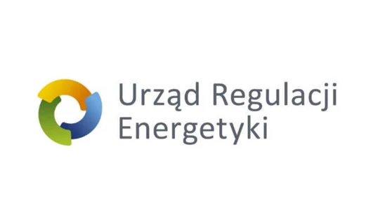 Zdjęcie Urzędu Regulacji Energetyki w Polsce. Budynek biurowy z napisem "Urząd Regulacji Energetyki" na fasadzie. Organ nadzoru energetycznego w Polsce.