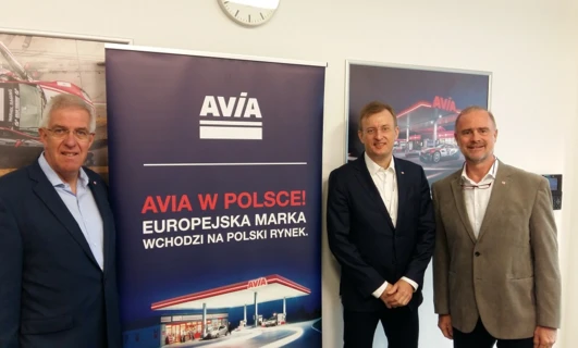 Polska firma AVIA wchodzi na europejski rynek z nową kampanią reklamową promującą swój logo. Marka AVIA zyskuje uznanie w Polsce. #AVIA #EuropejskaMarka #PolskiRynek